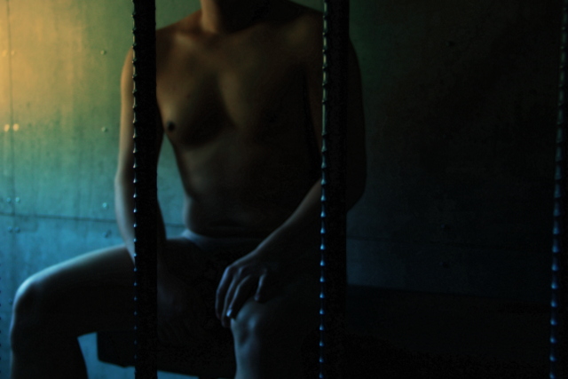 監獄の中の男性のヌード写真