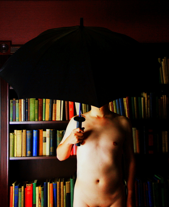 傘と男性ヌード写真