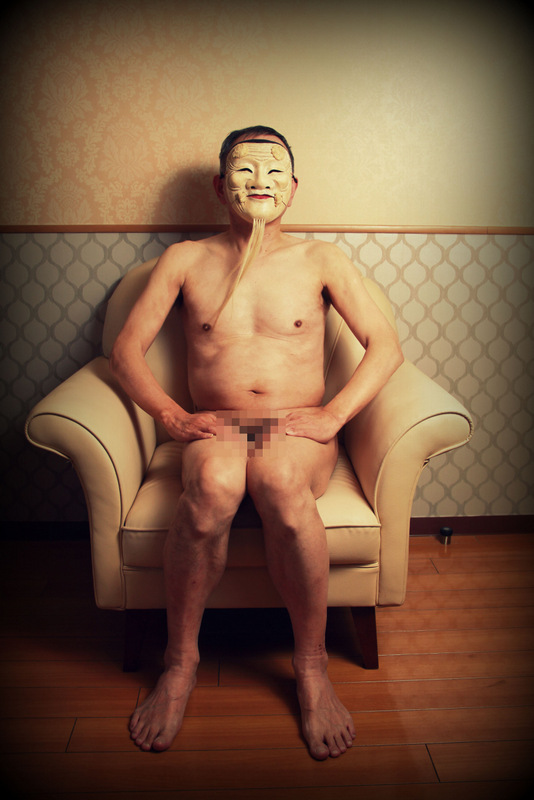 日本のお面をつけた男性ヌード写真