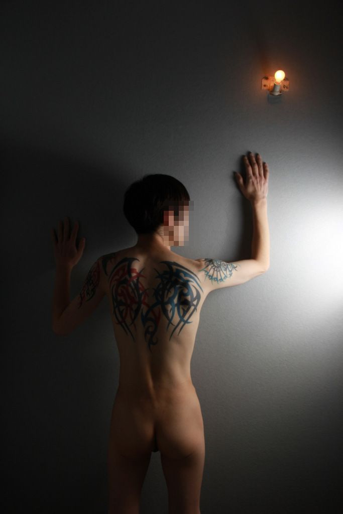 タトゥーの男性ヌード写真