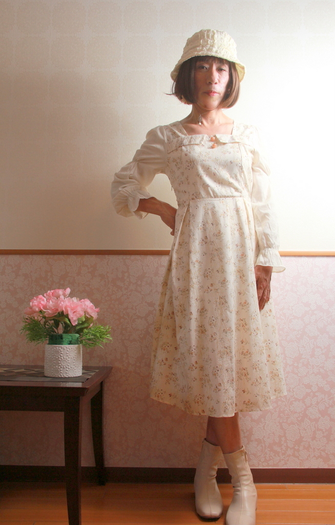 立ち姿の女装子三浦みゆ