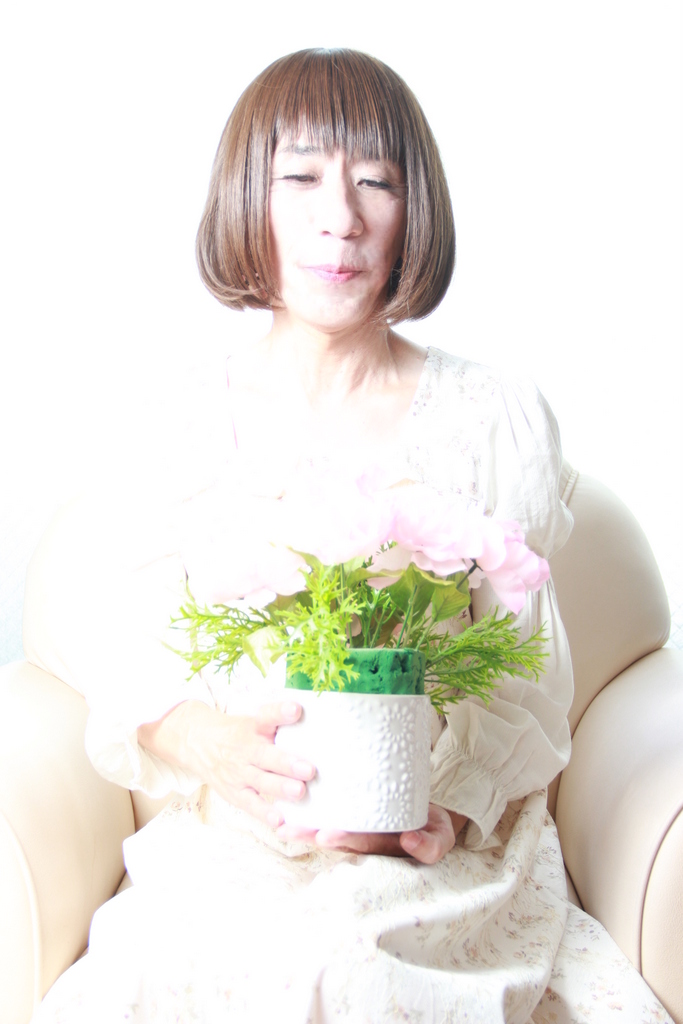 お花を持つ三浦みゆ