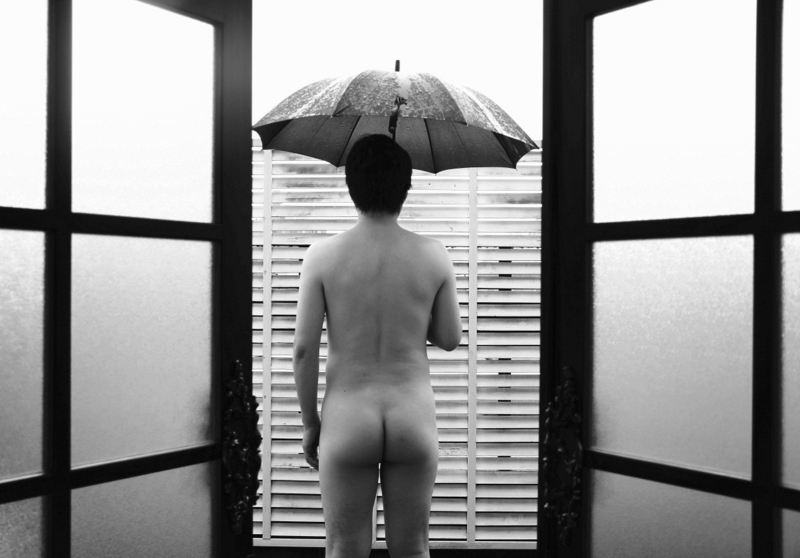 雨の男性ヌード写真