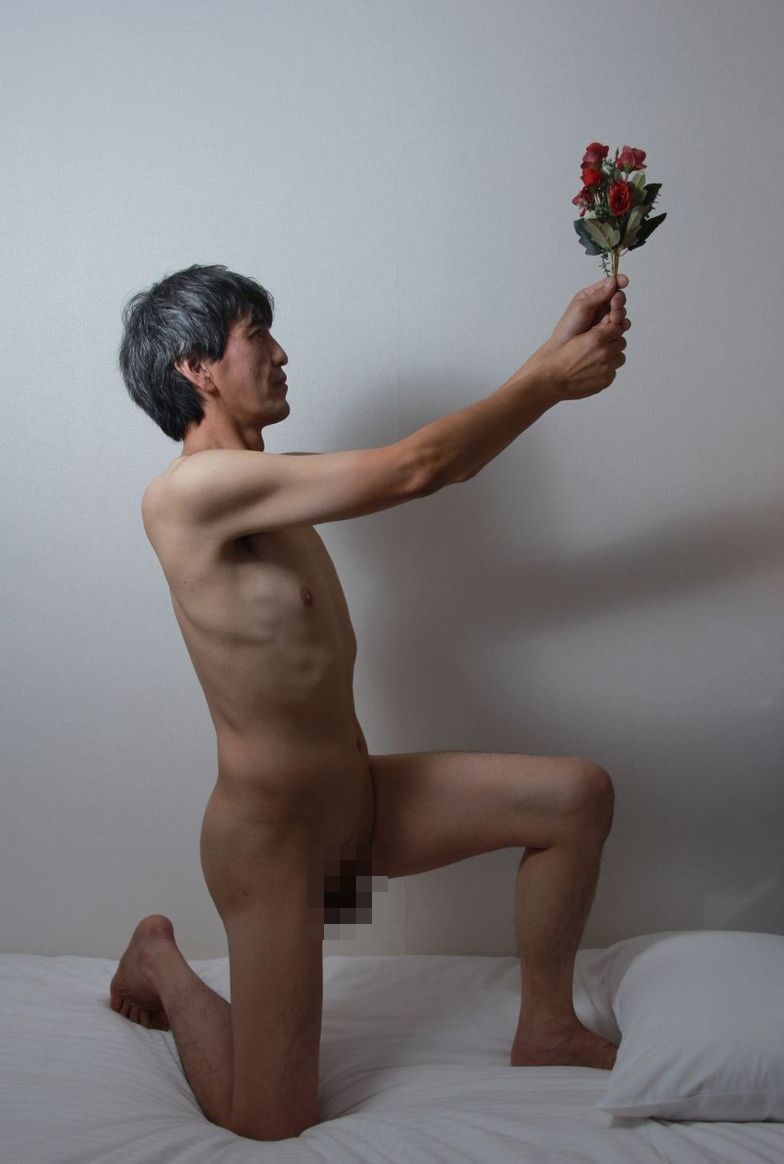 プロポーズをする裸の男性