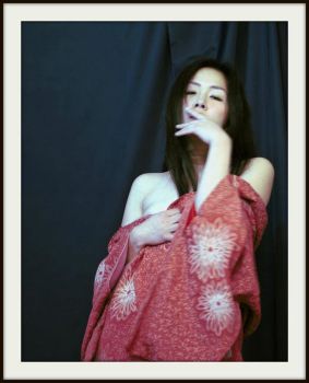 煙管を吸う：モデルyutti着物ヌード写真