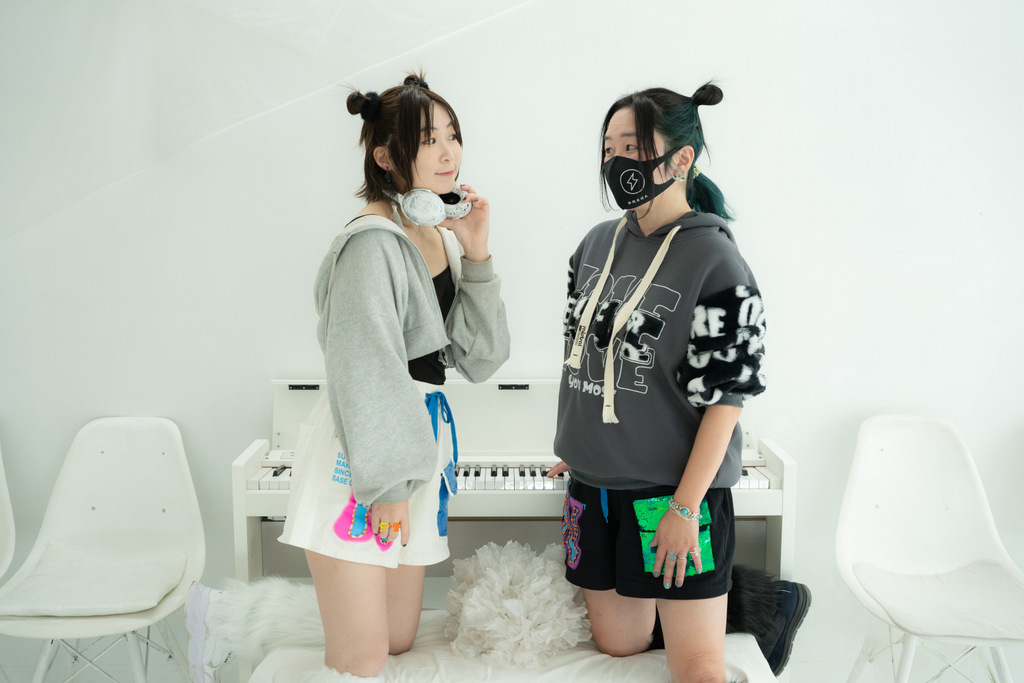 yuttiと杉山麻衣のPREGAを着た写真