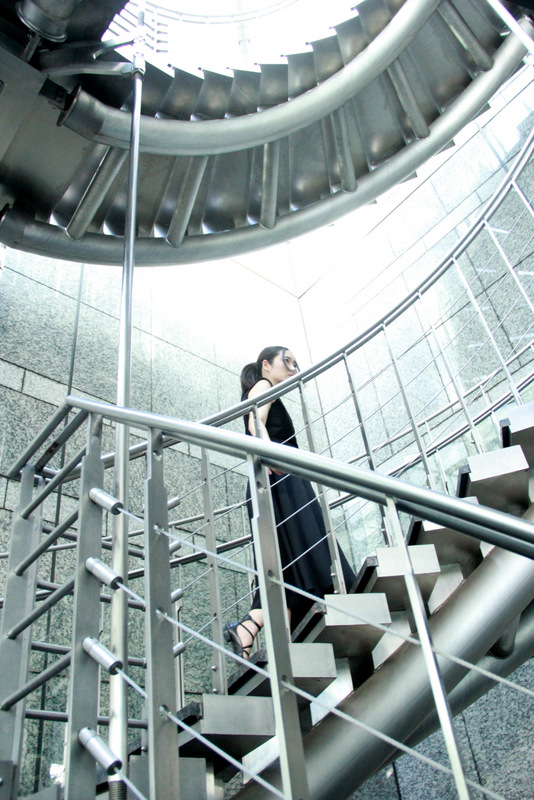 螺旋階段を上るSAGIの写真